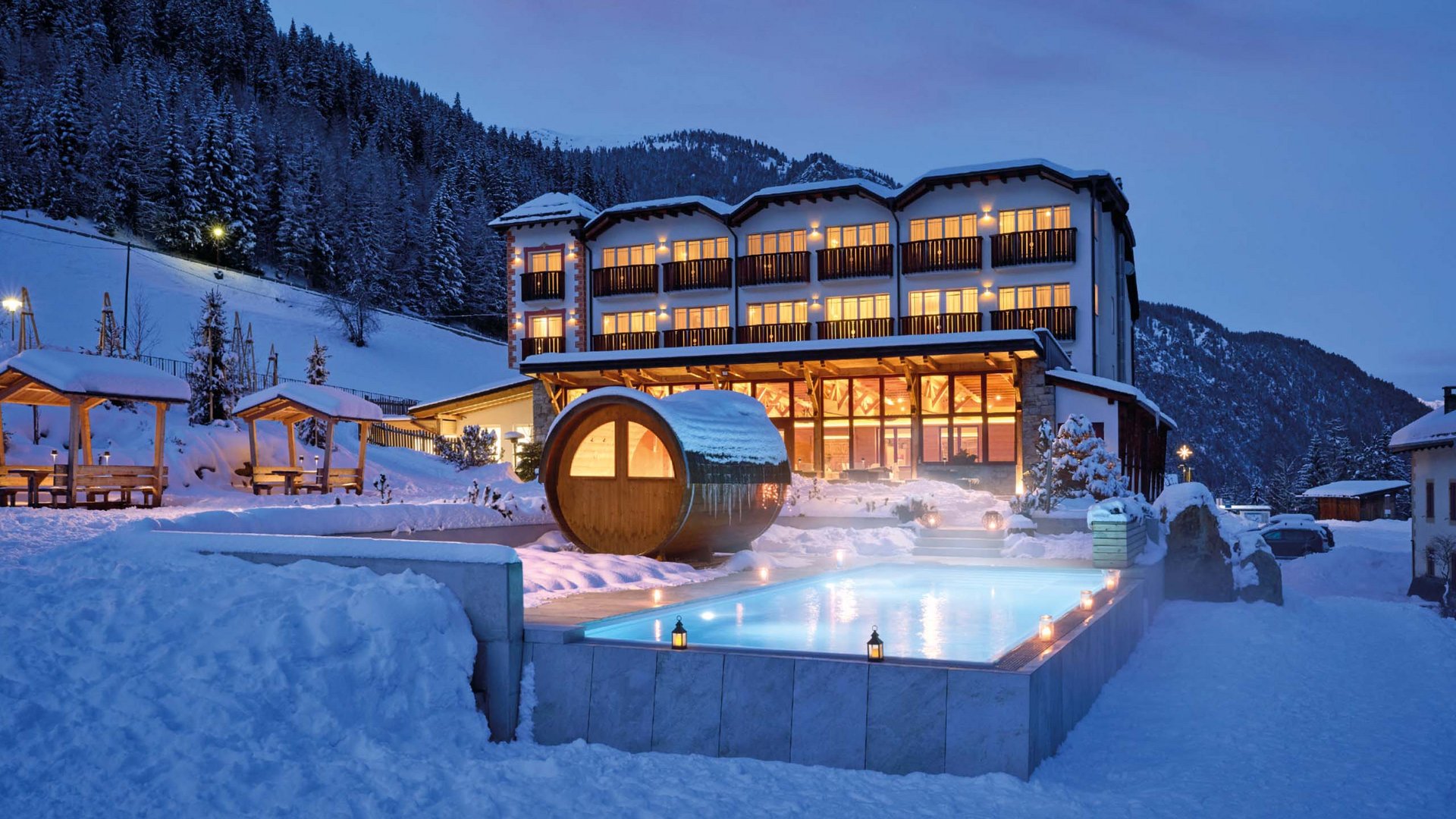 Das Hotel Bella Vista im Winter mit beheiztem Außenpool und Sauna.